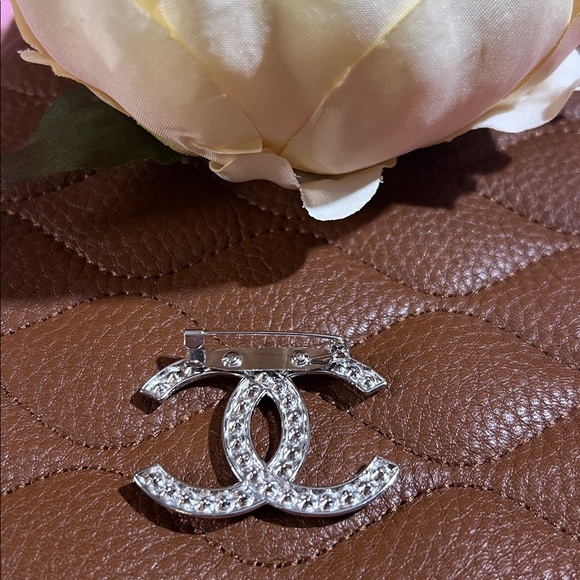 Elegant Pearl and Silver Brooch - Picture 2 of 2